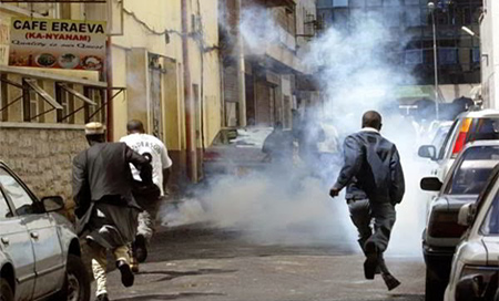 Manifestaciones en Kenia Kenia: Emplean gases lacrimógenos en protestas contra suspensión de cadenas de televisión